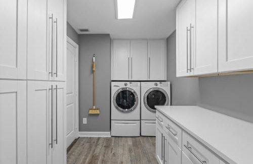 Seven Palms Waterfront- Private Dock, Heated Pool & Lanai -Walk to beach! by Maven Vacation Rentals - Foto 40