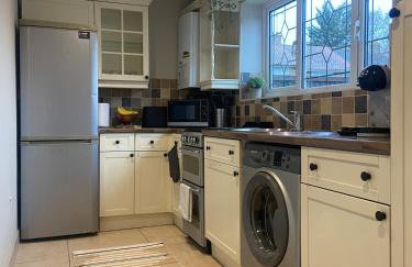 Contemporary 2-Bed House near Basildon Station - Foto 12