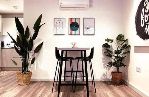 Spacious 1-Bedroom Apartment near Kew Gardens with Balcony & Parking - Foto 3