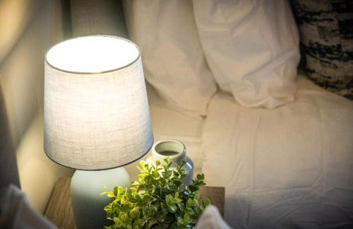 MK 2-Bedroom Contractor's Gem, 5 beds, sleeps 6, free parking - Foto 51