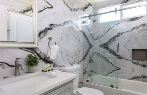 Unwind in Spacious 2BR Apt Sleeps 6 with Parking - Foto 21