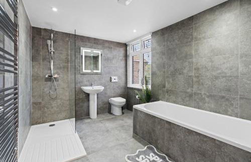 Luxury 4-Bed Family & Group Home-King or Twin Beds-Driveway, Garden-Near Gatwick - Foto 5