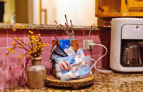 Retro Retreat - Fire Pit, Billiards, Media Room, Games - Photo 19