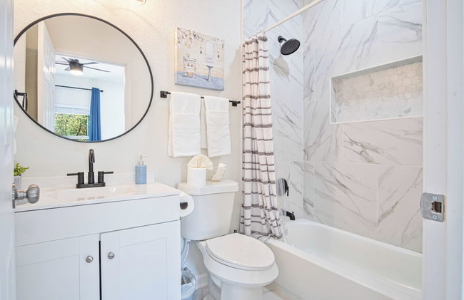 Perfect Spot to Relax 4br/3ba Near Dtown Hemisfair - Foto 49
