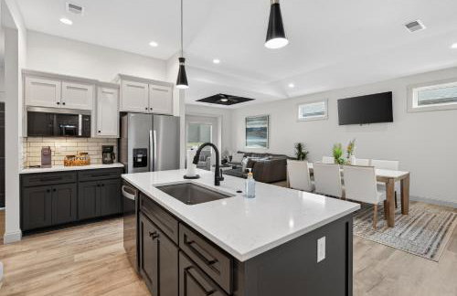 Plush & Roomy - Perfect for All Ages near KU & KC - Photo 5