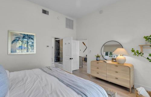 NEW LISTING! Reel Joy Waterfront Luxe with Pool and Private Dock home - Foto 13