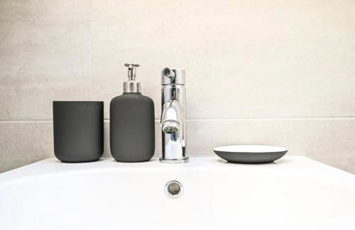 Modern 2BR Apartment for Contractors, Balcony & Fast Wi-Fi, W6 - Foto 62