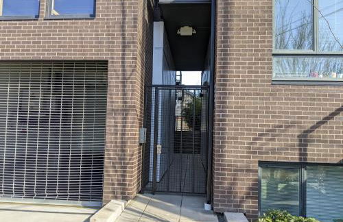 A premier smart condo with parking - Foto 21