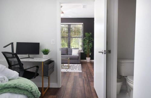 2BR Escape w Parking&Pool, Near Rvrwlk & Conv Ctr - Foto 75