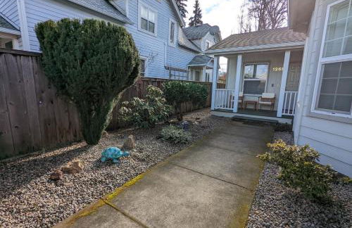 Contemporary 2-Bedroom Close to Downtown, Dining - Photo 21