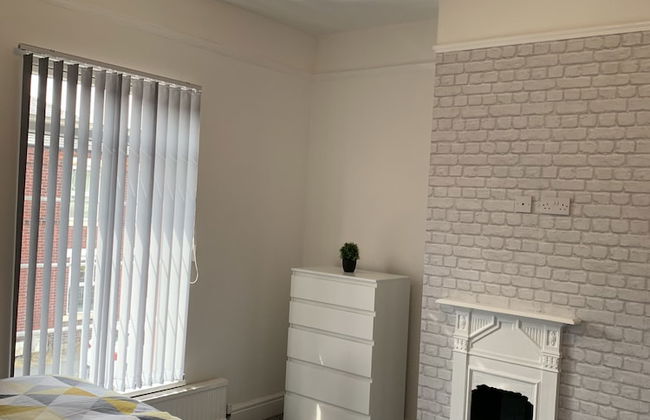 GuywoodHouse - Photo 6