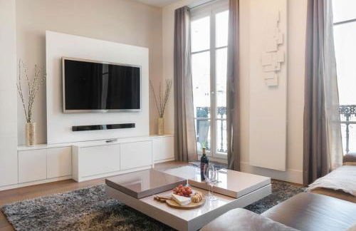 Two Bedroom Luxury Apartment - Balcony with View of Notre Dame - Foto 19