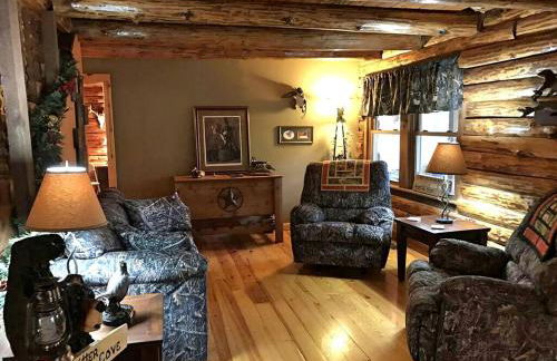 Charming Log Cabin Getaway with Private Hot Tub near Decatur, Illinois - Foto 16