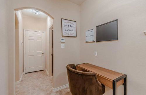 The Castle! by the Lake with Pool & Balcony West Plano - Foto 24