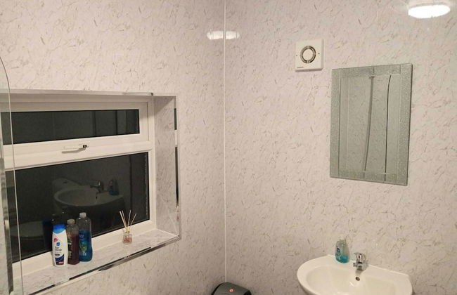 Beautiful 4-bed Apartment in Wolverhampton - Photo 12