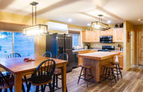 Stunning Salmon Riverfront Cabin - Foto 7