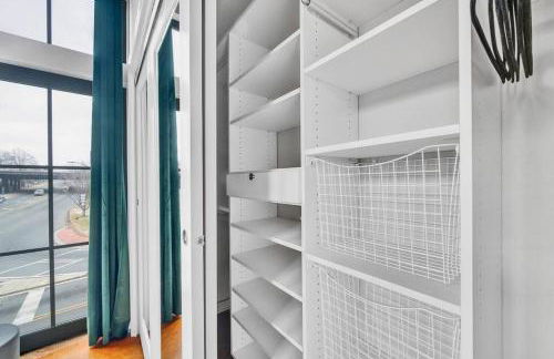 Charming 1BR Condo - Full Kitchen - Uptown Living - Foto 40