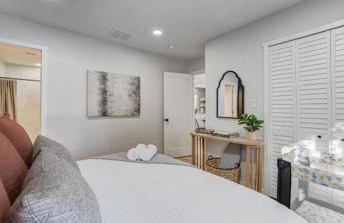 Secluded Westside Cottage - King Bed, Hot Tub, Views, Near Parks and Trails! - Foto 25