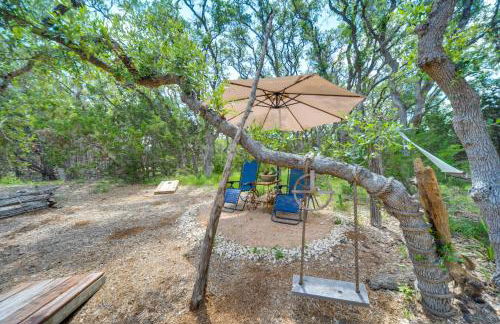 Snuggle Inn Wimberley Cabin with Fire Pit and Deck - Foto 30