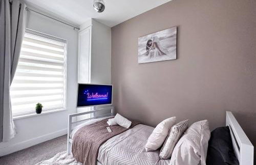 Sleek Skyward Serenity 2bed w Pool Table - Ystrad - Foto 4