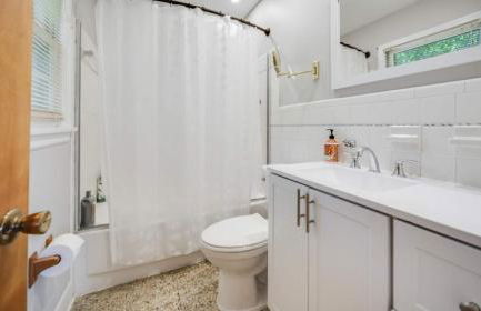 Spacious 5-Bedroom Retreat for 12 in Serene Neighborhood Near Louisville's Best Attractions - Photo 27