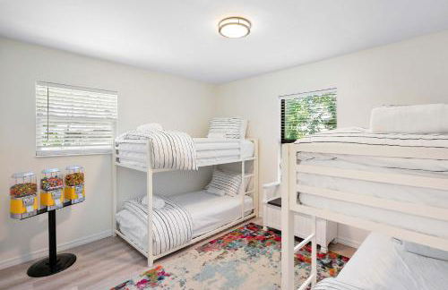 3BR Family Getaway Steps to Sand & Sun - Foto 17