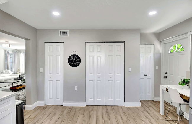 Fully Updated Home Sleeps 8 5 Min to the Beach! - Foto 28