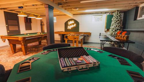 Family Pocono Gem by the lake with private sauna, hot tub, and huge game room - Foto 5