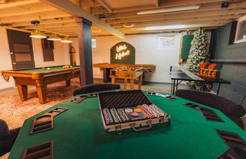 Family Pocono Gem by the lake with private sauna, hot tub, and huge game room - Foto 5