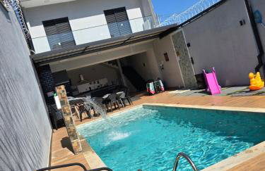 Sobrado novo e lindo com piscina - Foto 1