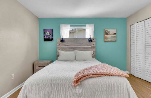 Four Bed Home with Pool Game Room Bar Near Beach - Foto 45