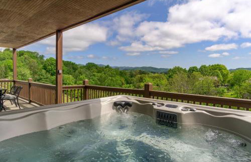 Hot Tub, Views & Game Room - 20 min to Downtown Asheville! - Foto 1