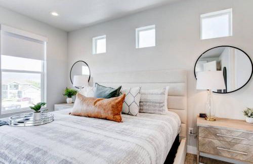 Midway to Heaven! BRAND NEW 5 bed 4.5 bath, HOTTUB - Photo 16