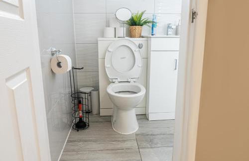 Stylish Flat in Wolverhampton - Short and long Stay with Free Parking - Photo 22