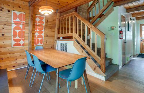 Charming Pinecrest Cabin with Private Deck - Foto 4