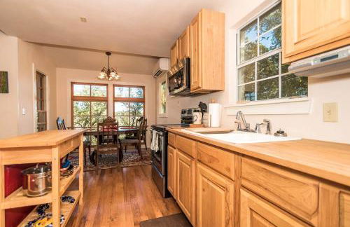 Lovely Cottage Retreat in Texas Hill Country with Cypress Creek Views near Hamilton Pool - Foto 14