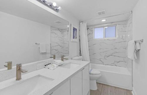 Waterfront Oasis 2BR 2BA with Pool, Gym, Balcony & Parking - Foto 20