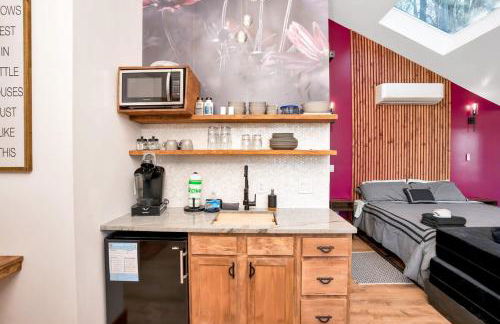 Blooming Redbud Treehouse with private hot tub - Foto 21