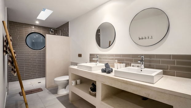 Villa Moju by Alfred in Bali - Tropical 3BR Escape w Private Pool Lush Garden in Bumbak Canggu - Foto 5, Habitación