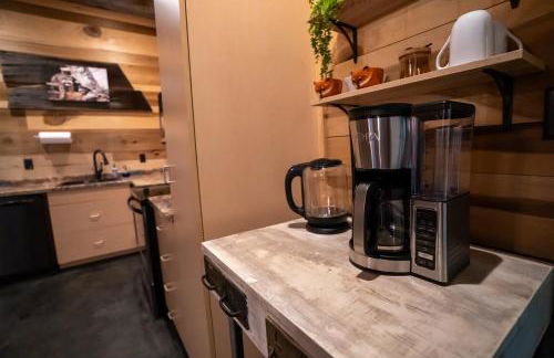 Romantic Cottage w Hot Tub & Views - Photo 26