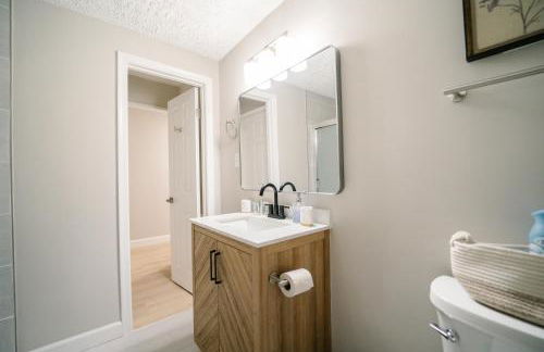 Spacious 5BR 3BA Free Parking Minutes to DC with Pool - Foto 26