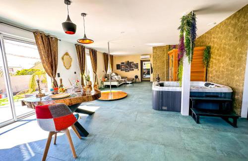 Love room jacuzzi La Villa Des Charmes - Photo 6