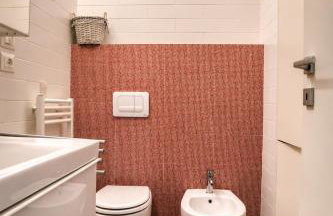 The Red Suite in Florence with Free Parking - Photo 10