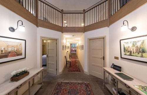 Exceptional Grade II Listed Church Conversion - Foto 9