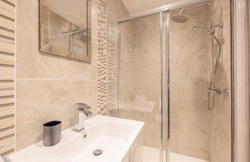 Spacious 4 Bed - Near Uxbridge, Heathrow & PARKING - By Tempstay - Foto 14