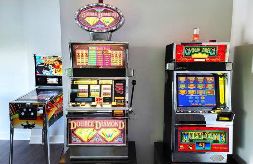 Magazine-Featured Mansion, Golf Green, Casino, etc - Foto 58