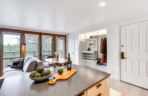 Chic Bend Condo with Fireplace and Forest Views! - Foto 15