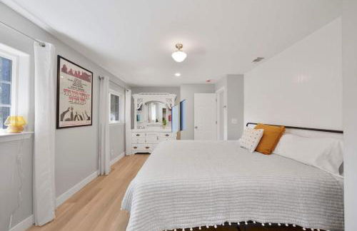 Hot Tub Fire Pit Pet Friendly Walk to Bell St - Foto 16