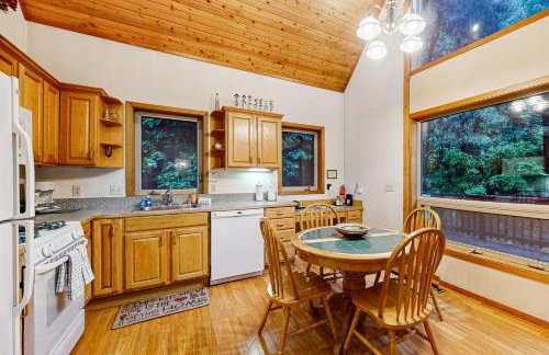 Redwood Rest Getaway - A-Frame with Hot Tub & Deck - Foto 9