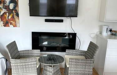 Cosy Studio Cabin with Optional Hot Tub Lilliput near Sandbanks beach - Photo 7